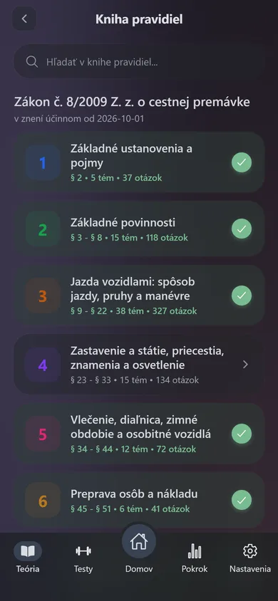 Kniha pravidiel v aplikácii AutoTeória SK: hlavy zákona o cestnej premávke s paragrafmi a počtom otázok, prečítané označené.